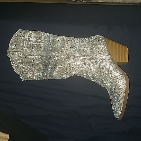 Silver color cowgirl boot with iridescent crystal embellishment - Picture 4 of 5